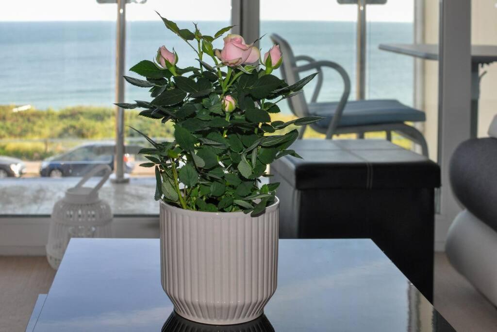 Soho Beach Apartment With Fabulous Sea View And 2 Minutes To The Beach With Free Parking And Netflix Bournemouth Exteriör bild